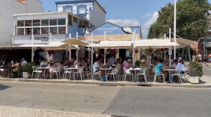 La Costa Brava viu el punt àlgid de l'estiu amb platges plenes i afluència de turistes