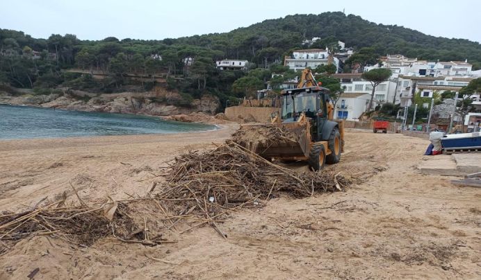 La platja de Tamariu ja torna a estar neta després de les afectacions del temporal
