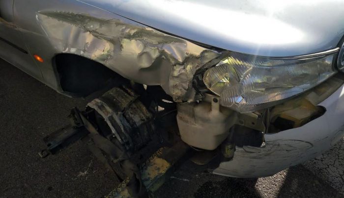 La Policia de Palafrugell deté un home per conduir borratxo amb un cotxe greument danyat
