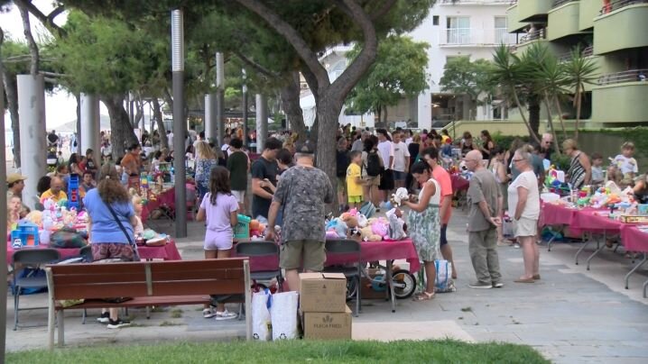 La tercera edició del Petit Mercat de Platja d'Aro omple el passeig de vida
