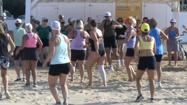 La zumba, la dansa a l'aigua o el full body: tres plans esportius dels matins a Palamós