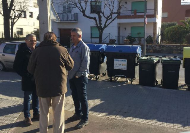 L’alcalde de Palafrugell recull in situ els suggeriments dels veïns sobre les escombraries