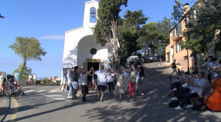 L'aplec de Sant Ramon acomiada l'agost ballant sardanes
