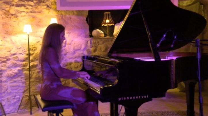 Laura Andrés captiva el públic amb 'PianoPiano' a l’ermita de Sant Amanç