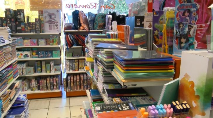 Les papereries treballen a ritme frenètic abans de l'inici de curs