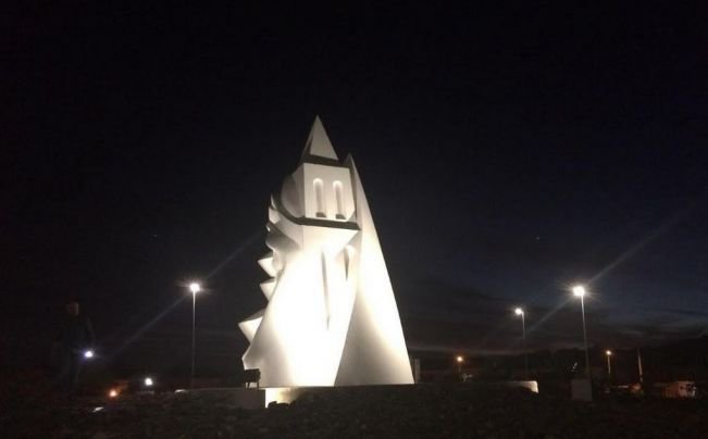 L'escultura Palamós paradís de la Vela llueix una nova il·luminació led