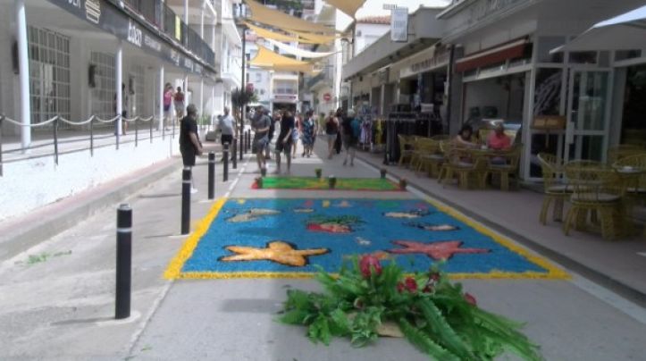 L’Estartit recupera la Festa de Corpus amb les catifes florals emplenant els carrers