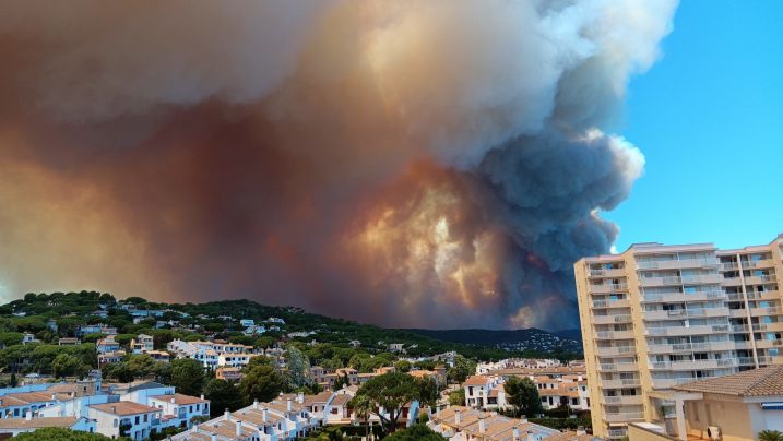L'incendi de la Bisbal avança sense control i ja afecta unes 1200 hectàrees