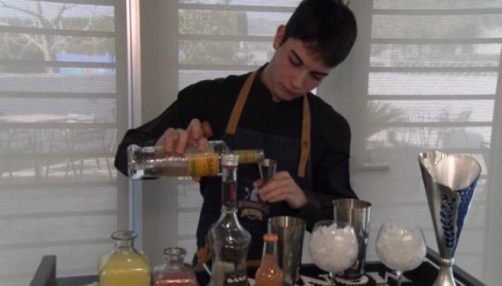 Martí Delgado guanya una de les proves del Concurs de cocteleria d'Interescuelas