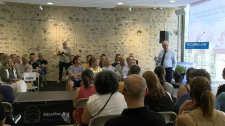 Més de 200 persones gaudeixen de la conferencia d’Emili Duró