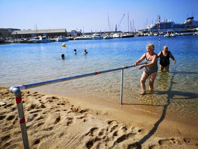 Més facilitats a les persones amb mobilitat reduïda a les platges de Palamós