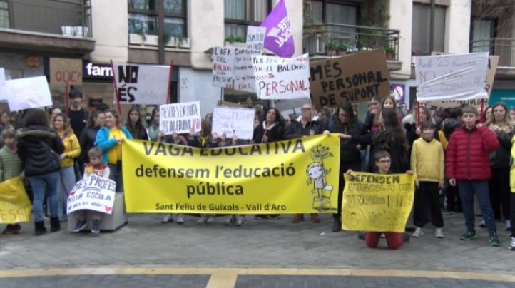 Mestres, alumnes i famílies surten al carrer en defensa de l'educació