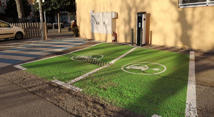 Nou carregador per vehicles elèctrics al carrer Cervantes de Palamós