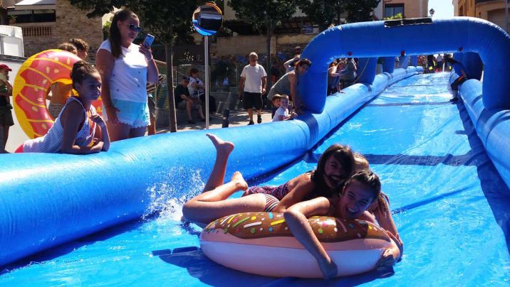 Nou èxit del tobogan urbà de 100 metres a la festa major de Begur