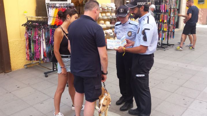 Palamós fa una campanya pel correcte comportament dels animals domèstics