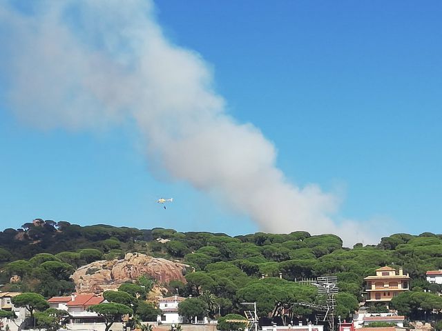 Un petit incendi crema diversos m2 de matolls i massa boscosa a Sant Feliu de Guíxols