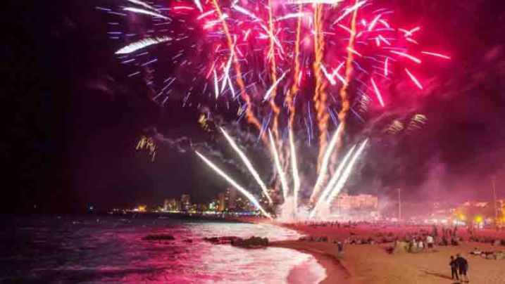 Platja d'Aro celebra la revetlla amb un gran castell de focs a la Platja Gran