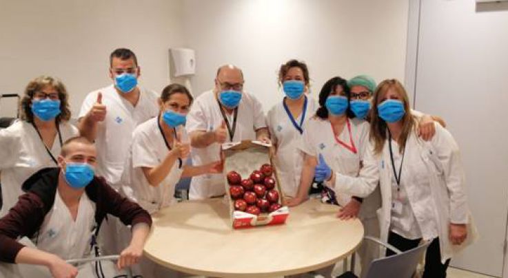 Poma de Girona reparteix 300 kg de pomes a sanitaris de Girona, Figueres i Palamós