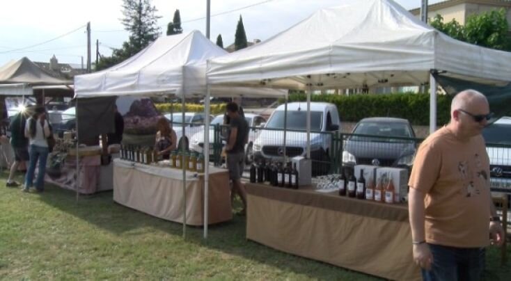 Productes de proximitat en el mercat d’olis i vins nous d’Albons
