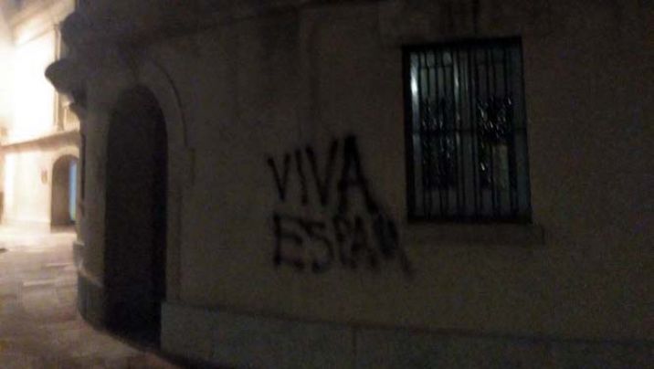 Reapareix la pintada 'Viva España' a la façana de l'ajuntament de Palafrugell