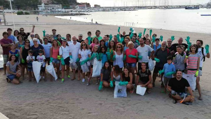 Recollida del Fons Marí feta per voluntaris a la badia de Sant Feliu de Guíxols