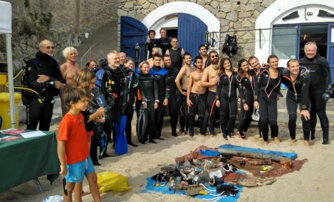 Recullen més de 35 quilos de residus de les platges de Calella i Llafranc