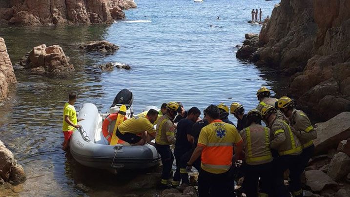 Rescat d'una dona a la cala de l'Ametller de Sant Feliu