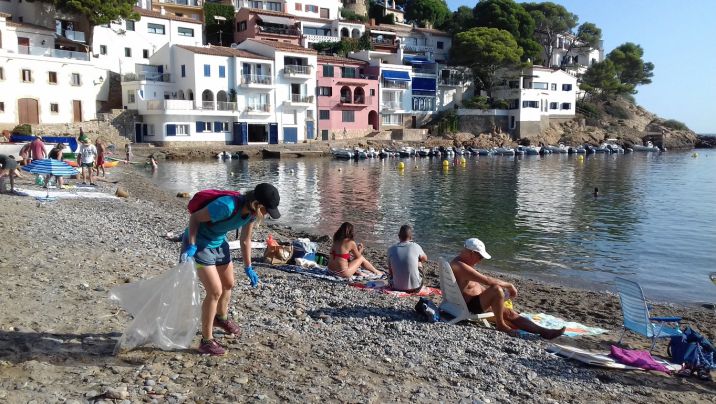 Retiren en una hora un quilo de burilles de la platja de Sa Tuna, a Begur