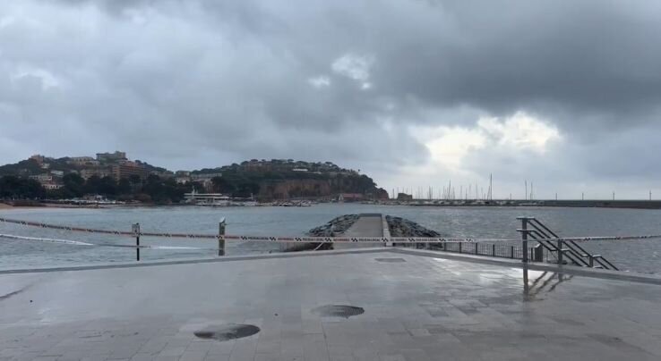 Sant Feliu de Guíxols activa una reunió d’emergència i manté tancat l’accés a l’espigó