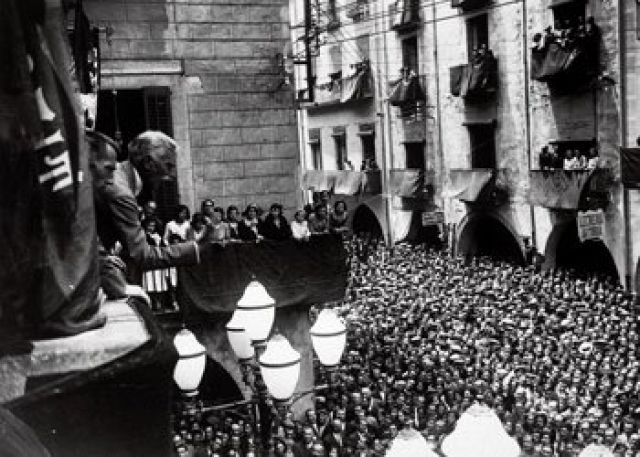 Sant Feliu de Guíxols commemora la II República Espanyola amb la hissada de la Tricolor