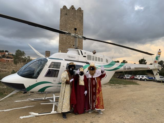 Ses Majestats arriben a Begur en helicòpter i visitaran els nens i nenes a casa seva