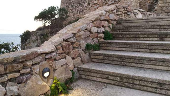 S'il·lumina un tram del camí de ronda de Palamós