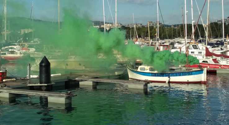 Simulacre d'incendi en una embarcació esportiva al port de Sant Feliu