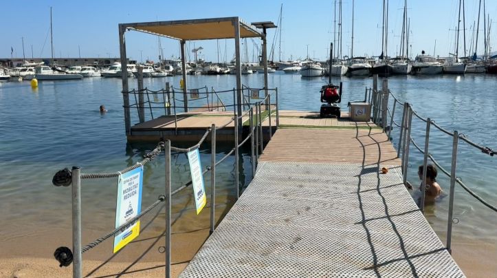 Tercer estiu consecutiu a Palamós amb la instal·lació de bany autònom