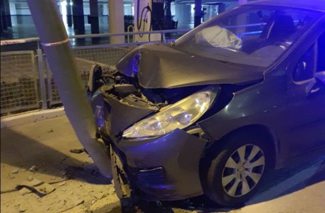 Un conductor surt de la via, xoca contra un fanal a Torroella i dona positiu en alcohol