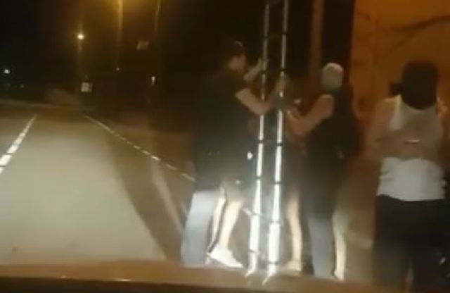 Un grup d'encaputxats despengen estelades a Verges aquesta matinada