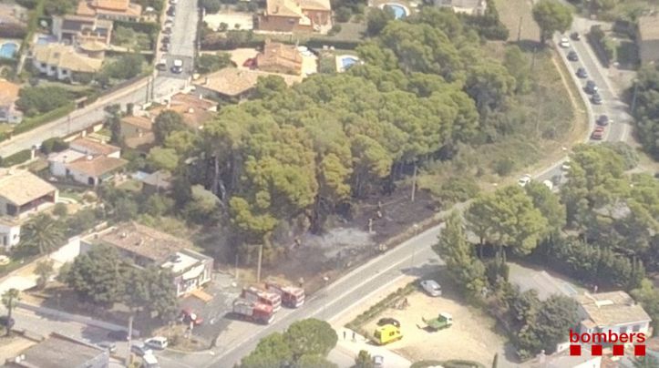 Un incendi crema uns 500m2 d'un parcel·la de pins als Masos de Pals