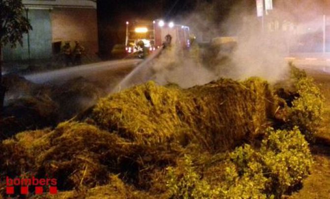 Un incendi de matinada crema bales de palla a Serra de Daró