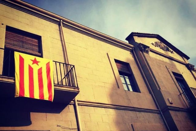 Un jutjat obliga Verges a col·locar la bandera espanyola a l'exterior de l'Ajuntament