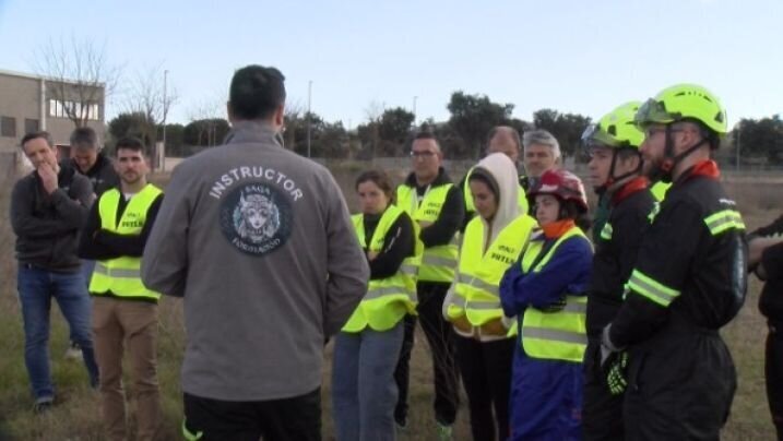 Una quinzena d’alumnes aprenen com actuen els serveis d’emergències en un rescat real