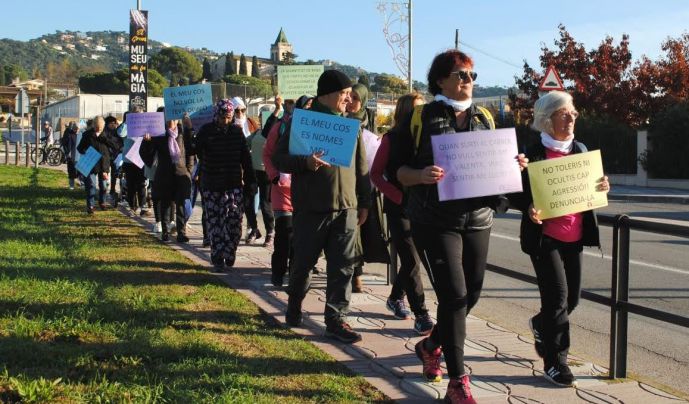 Una trentena de dones de Santa Cristina fan una caminada contra la violència masclista