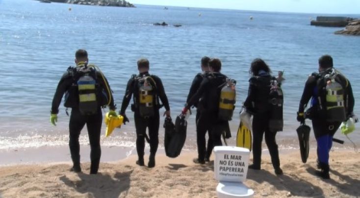 Una trentena de submarinistes netegen el fons marí de Sant Feliu de Guíxols