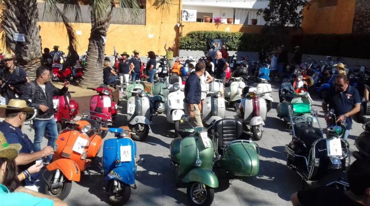 Unes 120 vespes i lambrettes participen en el III Aplec Scooterista de Begur