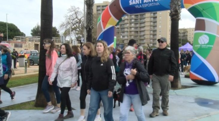 Unes 300 persones participen a la Marxa de la Dona de Sant Antoni de Calonge pel 8M