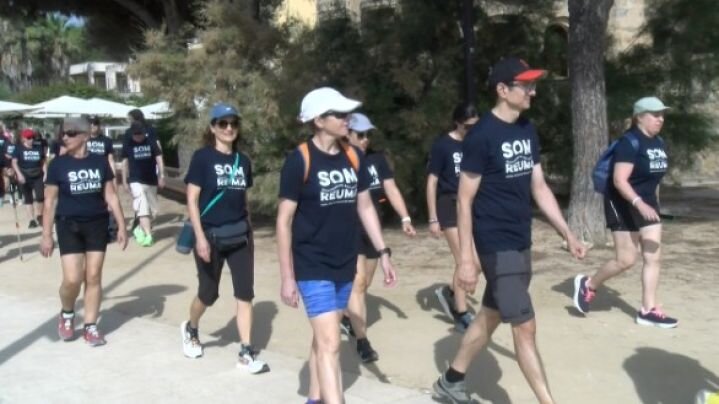 Unes 40 persones tanquen el cicle de malalties reumàtiques amb una caminada a La Fosca