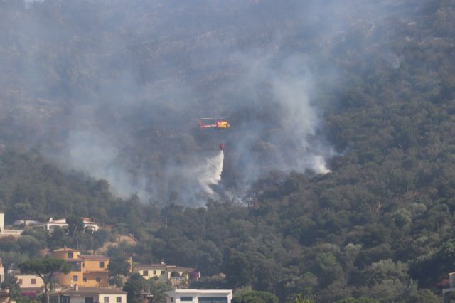 Veïns de les urbanitzacions de Calonge segueixen l'incendi 'amb molta por'